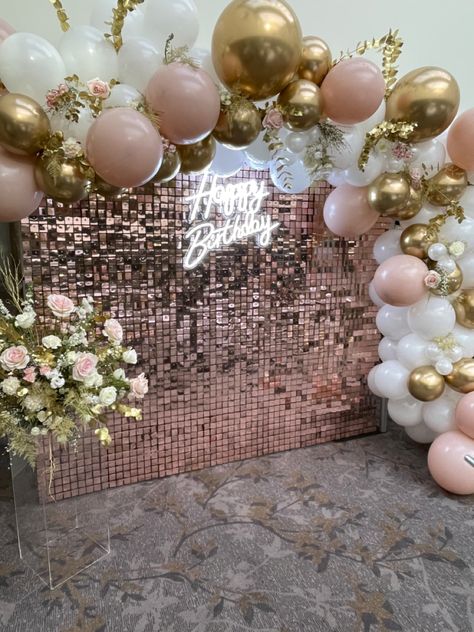 Rose Gold And White Sweet 16 Party Ideas, Gold And Pink Decorations Party Ideas, Sweet 16 Party Ideas Pink And Rose Gold, Sweet 16 Color Schemes Pink, Sweet 16 Decorations Rose Gold, Sequin Wall Balloon Garland, Quince Theme Ideas Elegant, Deco Anniversaire Rose Gold, Girly Bday Party Ideas