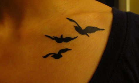 Divergent Tattoo Tris, Tris Tattoo, 3 Birds Tattoo, Ravens Flying, Raven Tattoo Meaning, Divergent Tattoo, Bird Tattoo Meaning, Small Wave Tattoo, Tris Prior