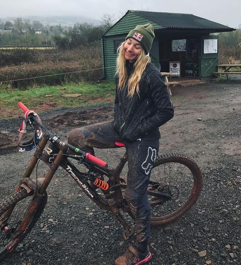 24.1k Likes, 63 Comments - Tahnée Seagrave (@tahneeseagrave) on Instagram: “Sickest day gettin gnarly in the mud with the sickest mandem!!! @veroniquesandler @kade_2000…” Mountain Biking Photography, Mtb Women, Mtb Girl, Mountain Biking Women, Mountain Biking Gear, Downhill Mountain Biking, Bicycle Mountain Bike, Downhill Bike, Road Bike Women