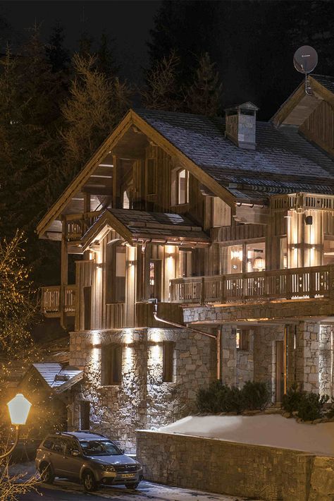 Ski Lodge House Exterior, Rustic Family Vacation Chalet Exterior, Alpine Chalet Exterior, Christmas Lodge Exterior, Swiss Ski Lodge, Luxury Ski Resort Aesthetic, Ski Lodge Architecture, Austrian Ski Chalet, Ski Chalet Exterior Design