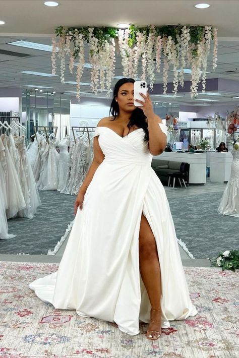 Simple Satin Wedding Gown, Curvy Bride Dress, Plus Size Wedding Dresses Curvy Bride, Wedding Gown Plus Size, Dress For Chubby, Curvy Wedding, Simple Satin, Plus Wedding Dresses, Plus Size Brides