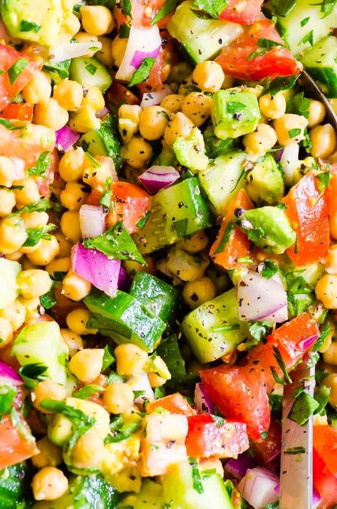 Chickpea Avocado Salad with tomatoes, cucumber and Mediterranean dressing. This protein packed chickpea salad takes only 15 minutes to make. Chickpea And Avocado Salad, Food For Athletes, Chickpea And Avocado, Mediterranean Dressing, Chickpea Avocado Salad, Avocado Chickpea Salad, Salad Calories, Chickpea Recipes Easy, Avocado Chickpea