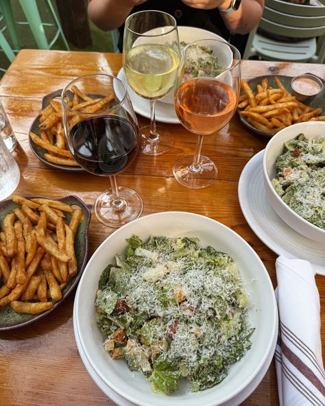 can confirm that restaurants capitalizing on the girl dinner trend is still the move!!! 🎀 the happy hour girl dinner at @paradiseparkchi gets you a caesar salad, crispy fries, and a glass of wine or a spritz of your choice - truly the ultimate meal for $20 🍷 would also recommend the elote dip as an app - very demure, very cutesy! . . . #foodblogger #foodblogfeed #foodphotography #foodphoto #foodandtravel #foodblog #eeeeeats #onmyplate #onmytable #travelblogger #appetitejournal #foodie #food... Elote Dip, Crispy Fries, Crispy Fry, Chicago Food, Girl Dinner, A Glass Of Wine, Dinner Salads, Foodie Food, Caesar Salad