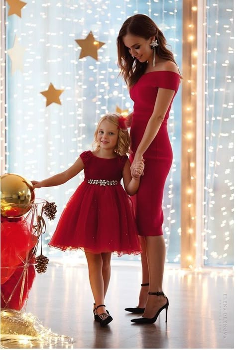 Xmas Photoshoot Ideas, Xmas Photoshoot, Mommy Daughter Dresses, Mommy Daughter Photoshoot, Mother Daughter Photoshoot, Christmas Poses, Family Christmas Outfits, Mother Daughter Photos, Mommy Daughter Outfits