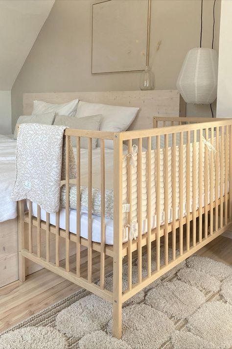 Kreativer Ikea-Hack! Ida_wohnlich hat aus einem Ikea Babybett ein praktisches Beistellbett gebaut. Ein cleveres DIY für einen gemütlichen Schlafplatz. Gulliver Ikea, Ikea Baby Room, Ikea Baby, Baby Zimmer, Ikea Diy, Ikea Hacks, Ikea Hack, Future Kids, Baby Room