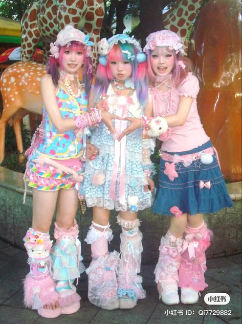 Harakuju Fashion Kawaii, Japanese Colorful Fashion, Decora Harajuku Fashion, Gyaru Costume, Decora Japanese Fashion, Kawaii Kei Fashion, Decora Outfit Ideas, Cute Core Outfits Kawaii, Kei Fashion Types