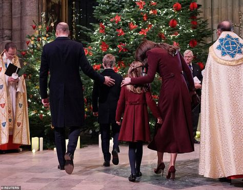 Queen Elizabeth 2, Awesome Kate, Queen Images, Christmas Service, Royal Christmas, Wales Family, Princess Catherine, Catherine Elizabeth Middleton, Prince William And Catherine