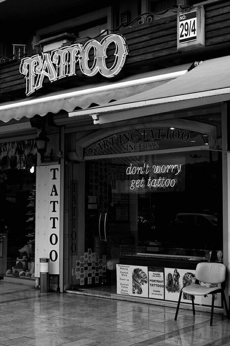 Aesthetic Tattoo Shop, Tattoo Shop Interior Design, Tattoo Studio Aesthetic, Tattoo Room, Tattoo Shop Interior, Tattoo Shop Decor, Tattoo Studio Interior, Tattoo Store, Tattoo Salon