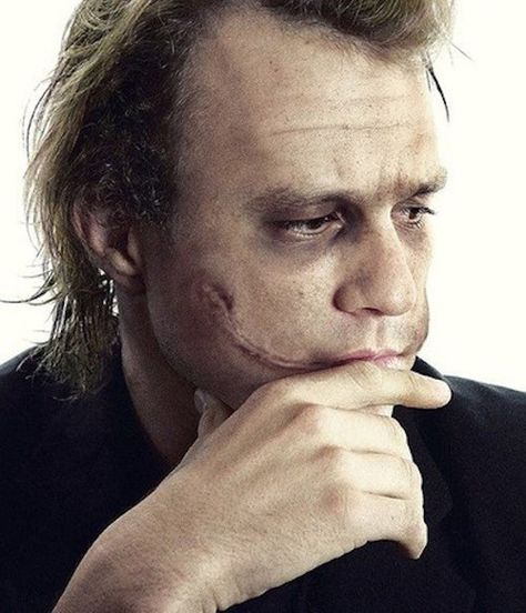 Joker without makeup or Heath ledger with half his makeup on Joker Scars, Heath Joker, Health Ledger, 3 Jokers, Joker Heath Ledger, Joker Makeup, Der Joker, Joker Heath, Heath Ledger Joker