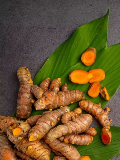 10 reasons why raw turmeric is better than turmeric powder Boom Sauce, Boom Boom Sauce, Raw Turmeric, Curcumin Benefits, Organic Dog Food, Turmeric Capsules, Turmeric Supplement, Benefits Of Turmeric, Smoothie Mix