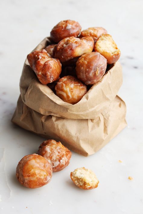 Mulled Apple Cider Donut Holes - The Sweet and Simple Kitchen Apple Cider Donut Holes Recipe, Apple Cider Donut Holes, Donut Holes Recipe, Mulled Apple Cider, Donut Holes, Apple Cider Donuts, Think Food, Simple Kitchen, Fall Baking