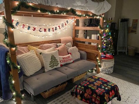 Dorm Christmas Decorations, Christmas Dorm Decorations, Door Room Decor, Dorm Christmas, Christmas Dorm, Room Door Decorations, Freshman Dorm, Door Room, Christmas Room