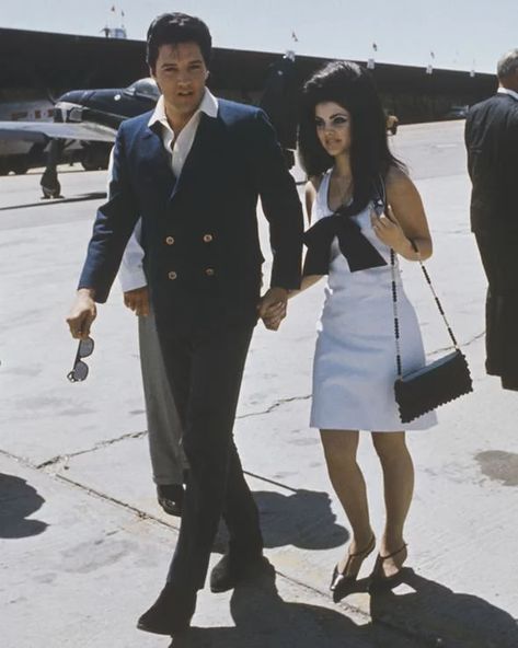 Priscilla Presley Style, Priscilla Presley Wedding, Elvis Presley Facts, Elvis Priscilla, Halloween Costumes For Brunettes, 60s Inspired Outfits, Elvis Presley Family, Historic Pictures, King Do