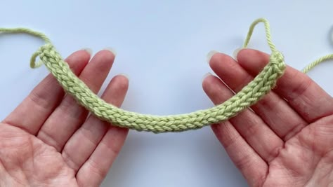 Learn how to knit i-cord with this 4 min video tutorial and step by step guide with pictures. Knit i-cord of any length & thickness in 3 easy steps. Knitted Icord Tutorial, How To Knit I Cord, How To Knit Icord, Knit I Cord Tutorial, I Cord Knitting, Icord Knitting Edge, I Cord Bind Off Knitting, I Cord Bind Off In The Round, How Do You Knit