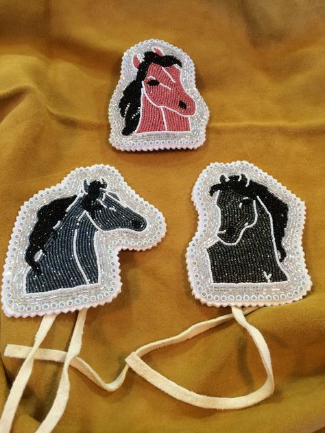 Beaded Horses, Horse Beadwork, Beaded Horse, Beading Art, Bead Jewelry Patterns, Beading Designs, Bead Stitch, Seed Bead Jewelry Patterns, Horse Earrings