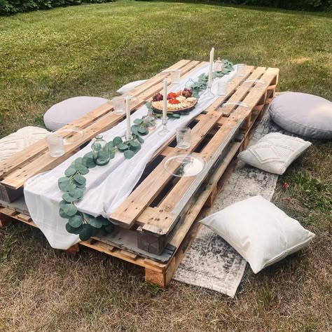 Wooden Pallet Picnic, Arianne Core, Pallet Picnic Party, Picnic Pallet, Palette Picnic, My Birthday 17, Backyard Party Setup, Picnic Table Party, Pallet Picnic