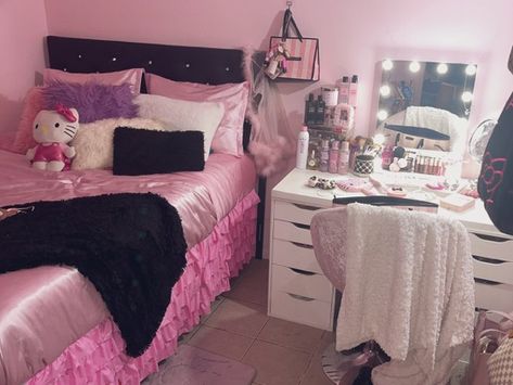 2016 Room Decor, Black And Pink Bed, Y2k Bloxburg House, Y2k Pink Room, 2013 Bedroom, 2000s Room Aesthetic, Bratz Bedroom, 2010 Room, Bedroom 2000s