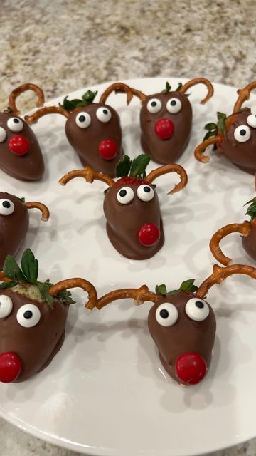 Zarina Gambino on Instagram: "Chocolate covered strawberry reindeers 🦌🍓🎄. Made with fresh strawberries, milk chocolate, and pretzel antlers, these Chocolate Covered Strawberry Reindeers are easy to make and guaranteed to be a hit! #strawberrytreats #chocololatecoveredstrawberries #christmasdessert #christmasstrawberries #holidaydesserts" Christmas Snacks Easy, Food Table Decorations, Christmas Party Snacks, Christmas Strawberry, Traditional Christmas Food, Xmas Desserts, Table Decorations Ideas, Covered Strawberry, Christmas Food Ideas