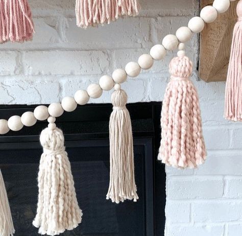 Wood Bead And Tassel Garland, Garland Display Craft Show, Diy Wood Bead Garland, Diy Tassels, Diy Snowman Decorations, Diy Tassel Garland, Wood Beads Diy, Diy Christmas Garland, Garland Ideas