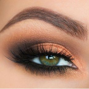 Makeup: 21 Stunning Makeup Looks for Green Eyes. #makeup #makeuplooks #makeupartist #makeuptutorial #makeuptips #makeupideas #makeupinspiration #makeupideascontouring #beauty #beautytips #beautyhacks #EyeMakeupTips #EyeMakeup #MakeupTips Green Hazel Eye Makeup, Copper Eye Makeup, Orange Eye Makeup, Make Up Designs, Grey Eyeshadow, Hazel Eye Makeup, Makeup Looks For Green Eyes, Artist Makeup, Makijaż Smokey Eye