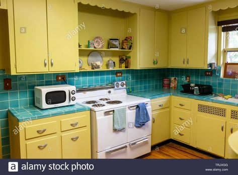 1950s Room, Antique Kitchen Ideas, 1940s Home Decor, Yellow Kitchen Walls, Yellow Kitchen Designs, Retirement Cottage, Retro Style Kitchen, 1940s Kitchen, 50s Kitchen