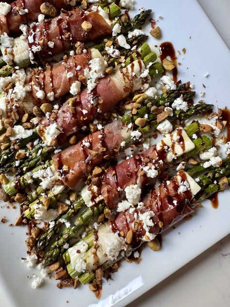 prosciutto wrapped asparagus recipe Asparagus Recipes Christmas, Wrapped Asparagus Prosciutto, Turkey Bacon Wrapped Asparagus, Asparagus Procuitto Recipes, Christmas Dinner Asparagus, Pruccuito Wrapped, Christmas Asparagus Side, Prochutto Appetizer Recipes, Pickled Asparagus Appetizer