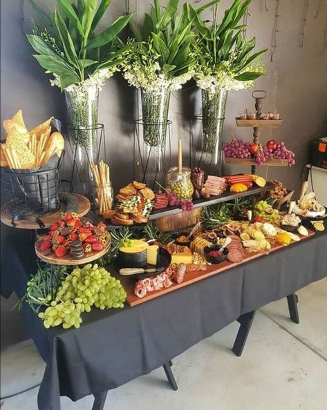 Appetizers Table, Diy Bbq, Catering Display, Decorações Com Comidas, Party Food Buffet, Charcuterie Inspiration, Party Food Platters, Charcuterie And Cheese Board, Charcuterie Recipes