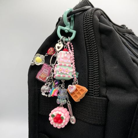 Keychain Backpack Aesthetic, Keychains On Backpack, Bags With Keychain Aesthetic, Keychain Aesthetic Bag, Cute Keychains For Backpacks, Black Backpack Aesthetic, Bag Keychain Aesthetic, Backpack With Keychain, Bag Charms Aesthetic