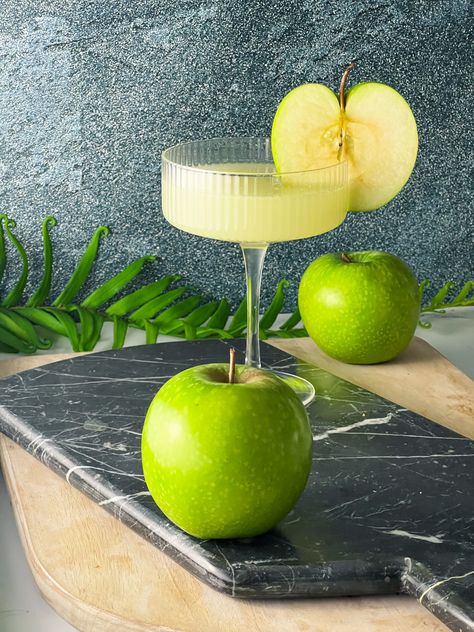 Green Apple Simple Syrup, Green Apple Cocktail, Green Apple Martini Recipe, Green Apple Cocktails, Green Apple Martini, Appletini Recipe, Apple Martini Recipe, Green Martini, Apple Picking Season