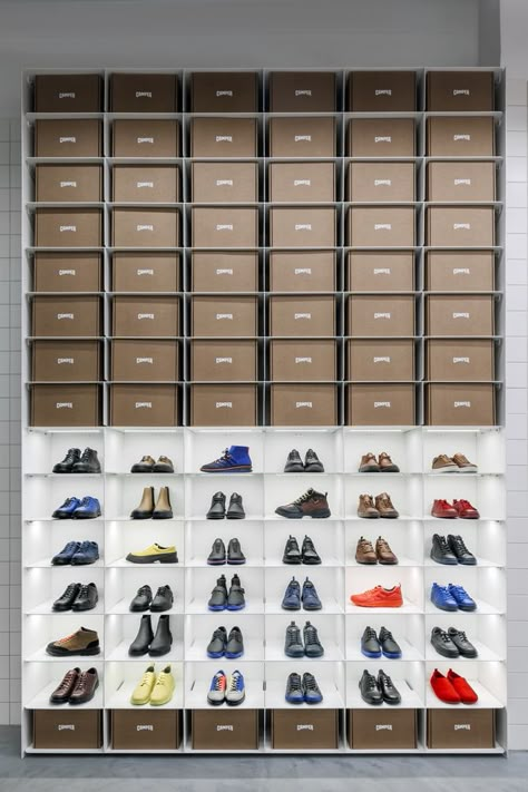 Interior Design Shoes Shop, Shoe Showroom Display, Sneakers Shop Interior Design, Sneakers Store Interior, Shoes Storage Ideas, Footwear Showroom Interior Shoe Display, Basketball Store, Clean Interior Design, Camper Store