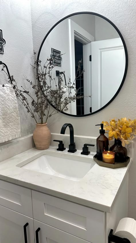 Bilik Air, Bathroom Counter Decor, Guest Bathroom Decor, Sink Decor, Restroom Decor, Bathroom Decor Apartment, Future Apartment Decor, Bathroom Design Decor, Renovation Design