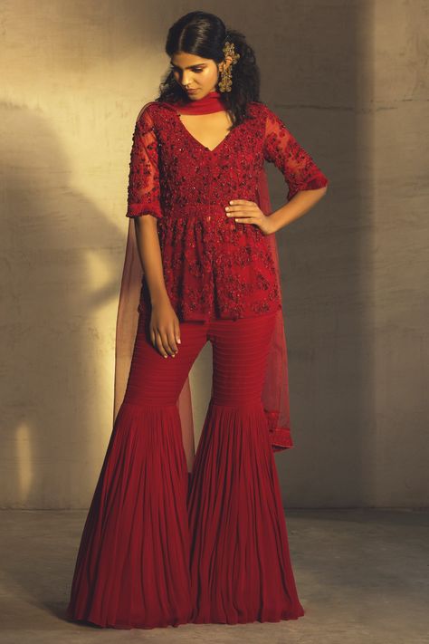 Red Diwali Outfit, Sarara Kurti Designs Latest, Red Sarara Dress, Short Kurti And Plazo Designs Latest, Sharara For Sangeet, Sharara Inspiration, Short Kurti Sharara, Red Indian Outfit, Roka Outfits