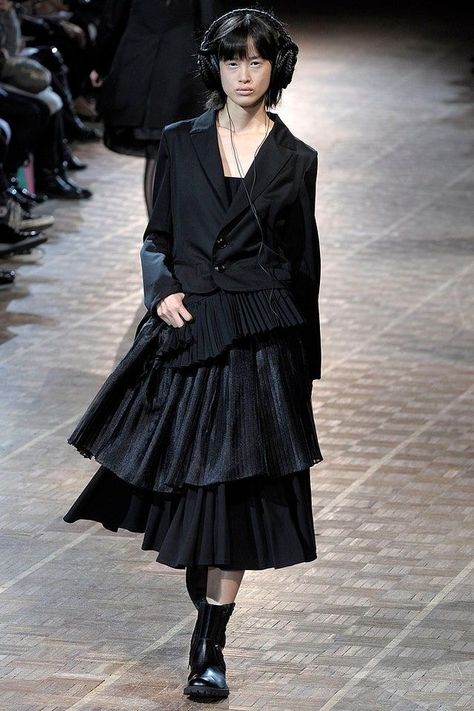 Limi Feu, Japanese Fashion Designers, Runway Fashion Couture, Layering Outfits, 가을 패션, Runway Models, Yohji Yamamoto, Japanese Fashion, Fashion Killa