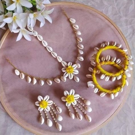 Haldi Ideas, Haldi Jewellery, Jewellery For Haldi, Flower Jewellery For Haldi, Flower Jewellery For Mehndi, Haldi Ceremony Outfit, Ceremony Outfit, Flower Jewelry Designs, Wedding Flower Jewelry