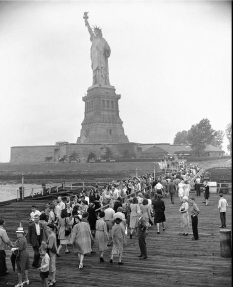 Interesting Story, Vintage Statues, Castle Garden, The Statue Of Liberty, Ellis Island, Lady Liberty, Interesting History, Eastern Europe, Vintage Italian