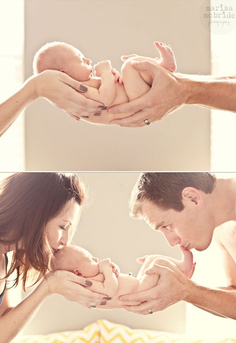 Newborn Photos Parents, Easy Newborn Photography Poses, Casual Newborn Family Pictures, Easy Newborn Poses, Photo Bb, Foto Newborn, Baby Fotografie, Newborn Pics, Baby Poses