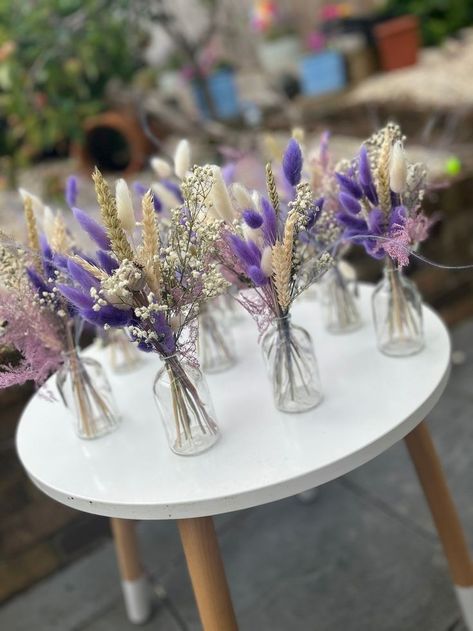 Lilac Centerpieces Diy, Boho Purple Centerpieces, Lavender Flower Table Decor, Black Tablecloth Wedding Rustic, Purple Butterfly Desert Table, Purple Wedding Table Decorations, Fall Purple Flowers, Lavender Floral Centerpieces, Diy Flower Table Centerpieces