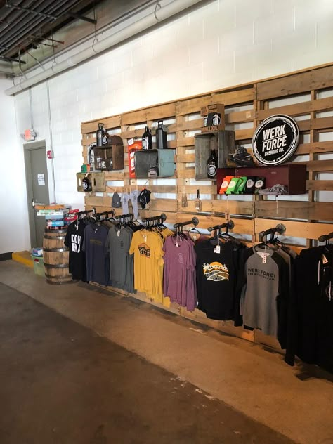 Rustic Merchandise Display, Retail Shirt Display Ideas, Industrial Retail Display, Store Shirt Display, Rustic Clothing Display, Tshirt Store Interior Design, Retail Shirt Display, Outdoor Store Display, Merch Store Design