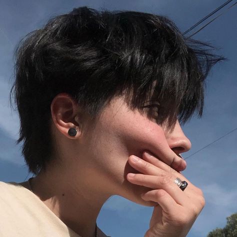 Short Hair Above Ears, Undercuts Masculine, Short Grunge Haircuts Men, Non Binary Hairstyles, Ftm Haircuts, Androgynous Hair, Short Grunge Hair, Short Hair Tomboy, Mullet Haircut