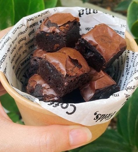 Brownie Business, Brownie Packaging, Bake Sale Packaging, Yummy Comfort Food, Sweet Snacks Recipes, Kue Ulang Tahun, Food Inspo, Food Obsession, Cafe Food