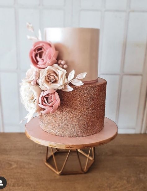 Cake Decorating Elegant, Rose Gold 2 Tier Cake, Rose Gold Birthday Cakes, White And Rose Gold Cake, Rose Gold Birthday Cake Simple, Simple Rose Gold Cake Ideas, Rose Gold Cake Ideas, Rose Gold Cake Ideas Birthday, Rose Gold Cakes