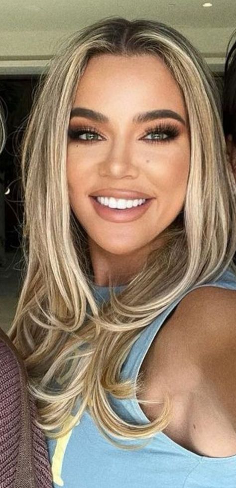 Khloe Kardashian Makeup Looks, Khloe Kardashian Hair Color, Khloe Kardashian Brown Hair, Khloe Kardashian Hairstyles, Khloe Kardashian Hair 2022, Kardashian Blonde Hair, Blonde Hair Kim Kardashian, Khloe Kardashian Light Brown Hair, Khloe Kardashian Hair Short