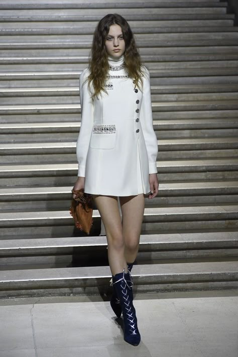 Lv Fashion, Fashion Week 2015, Preppy Fall, Fashion Victim, Fashion Lady, Resort Collection, Traditional Christmas, Fashion Images, Runway Collection