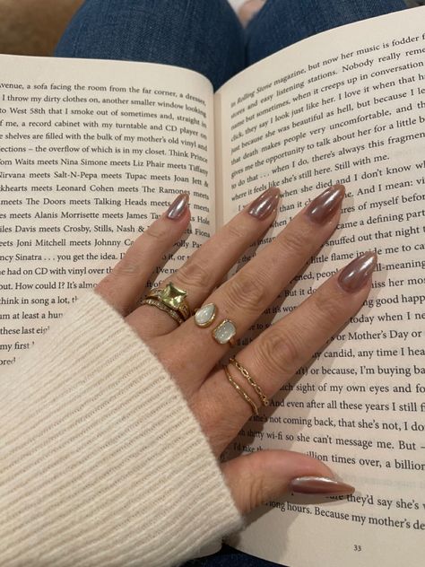 Fall Nails 2023 Aesthetic, Shimmer Tips Nails, Brown Glazed Almond Nails, Pearly Brown Nails, Brownie Chrome Nails, Brown Chrome Acrylic Nails, Fall Brown Chrome Nails, Light Brown Shimmer Nails, Light Brown With Chrome Nails