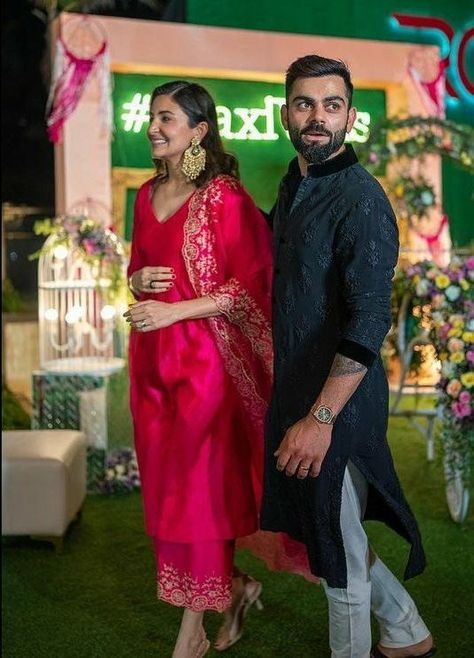 Virat Kohli Traditional Wear, Roka Outfit For Men, Virat Kohli Kurta, Couple Ethnic Wear Indian, Couple Saree And Kurta, Trendy Kurta For Men, Wedding Outfits For Men, Virat Kohli Portrait Photography, Anushka Sharma Virat Kohli