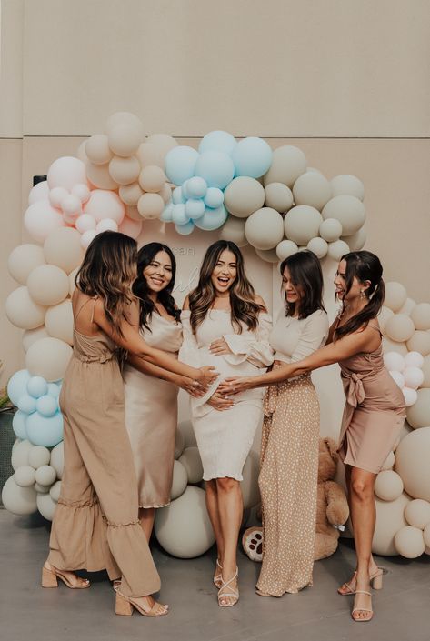 Maternity Shoot With Friends, Gender Reveal Shooting, Baby Shower Photography Poses, Baby Shower Aesthetic, Baby Shower Poses, Friend Pregnancy Photos, Shower Poses, Baby Shower Pics, Gender Reveal Pictures