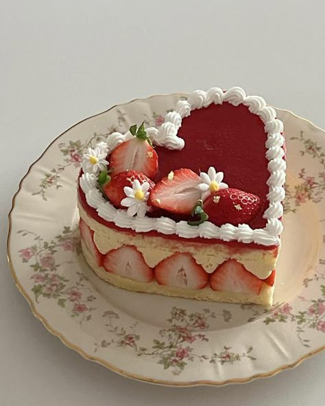 Cute Baking, Pretty Dessert, Strawberry Cakes, Pretty Birthday Cakes, Just Cakes, Cake Inspo, Cute Desserts, Vintage Cake, Strawberry Cake