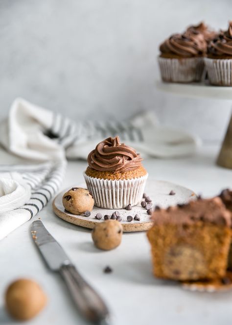 Mini Cakes Photography, Cupcake Food Styling, Sweet Photography Ideas, Pictures Of Baked Goods, Baked Goods Photoshoot Ideas, Photographing Baked Goods, How To Photograph Baked Goods, Cake Product Photography Ideas, Muffin Food Photography