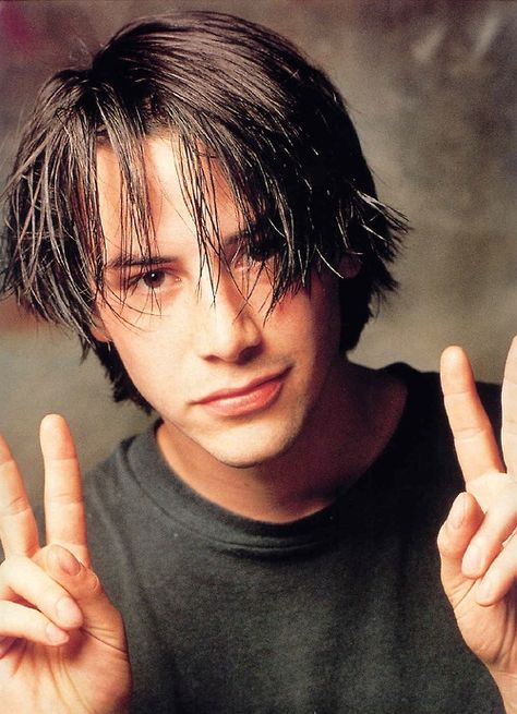 the real 90's Keanu Reeves Young, Keanu Charles Reeves, The Boogeyman, Keanu Reeves, Celebrity Crush, Movie Stars, A Black, Mens Hairstyles, Actors & Actresses