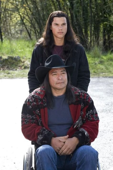 Jacob and his father, Billy Black, played by actor Gil Birmingham Gil Birmingham, Billy Black, Twilight Jacob, Twilight Pics, Billy Jacobs, Twilight Wolf, Twilight Quotes, New Moon Eclipse, Twilight 2008